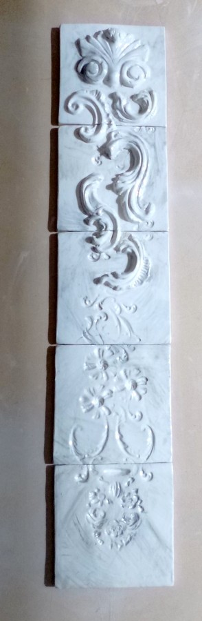 Détail du bas-relief en faïence